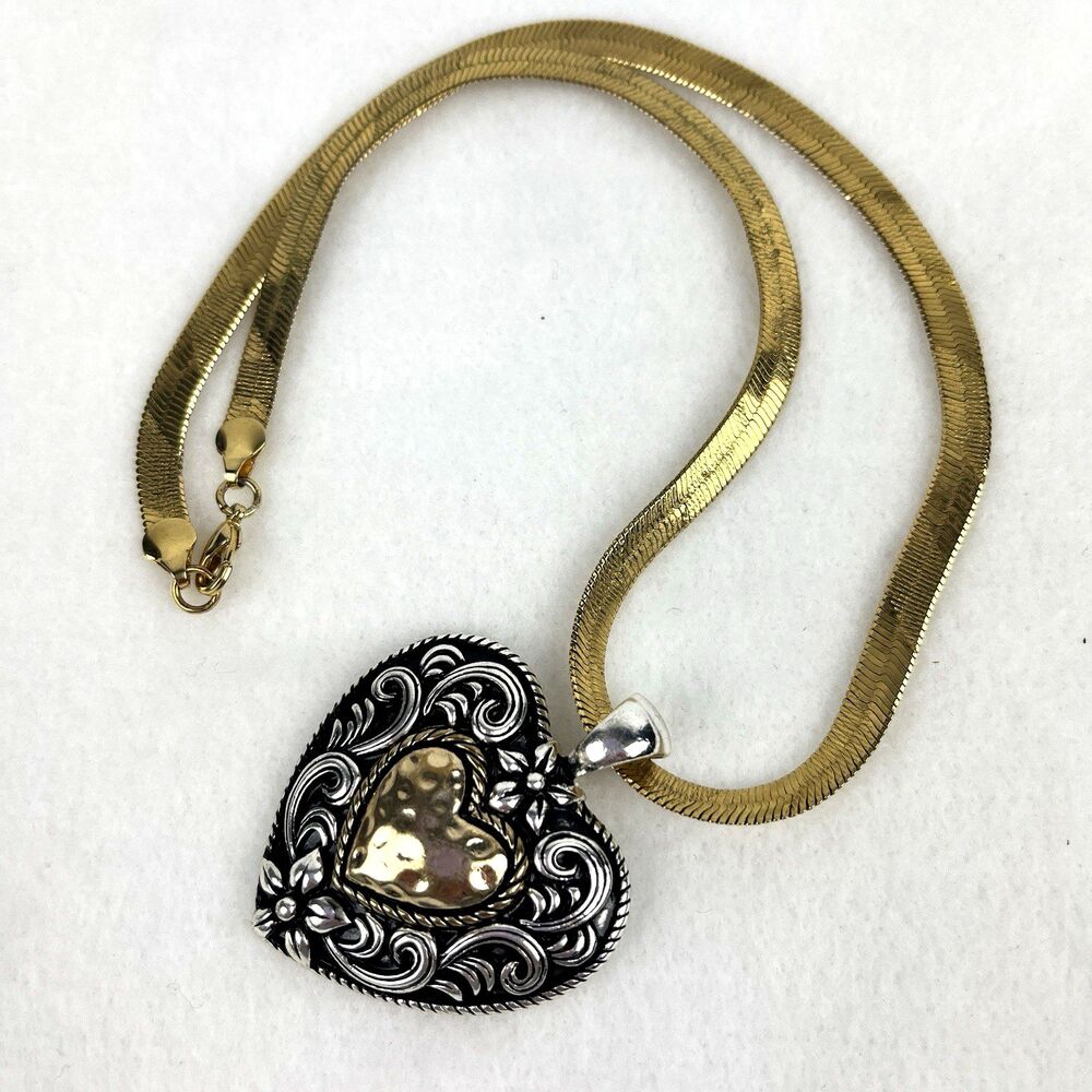 Vintage Gold Tone Flat Ribbon Necklace Hammered Metal Heart Pendant Y2K 10.5L